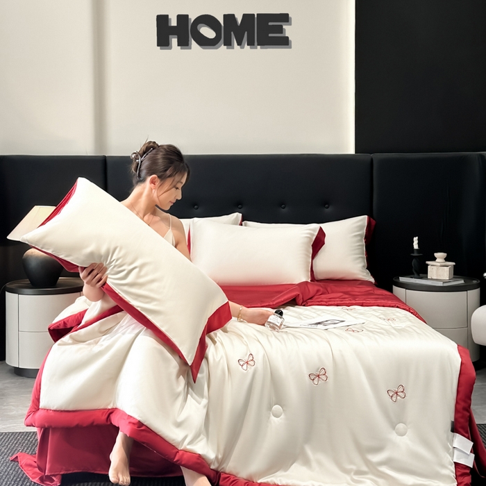 91家纺网 家纺一手货源 找家纺 满羽家纺 2025新款冰丝夏被四件套-满绣系列 迷蝶-奶白红