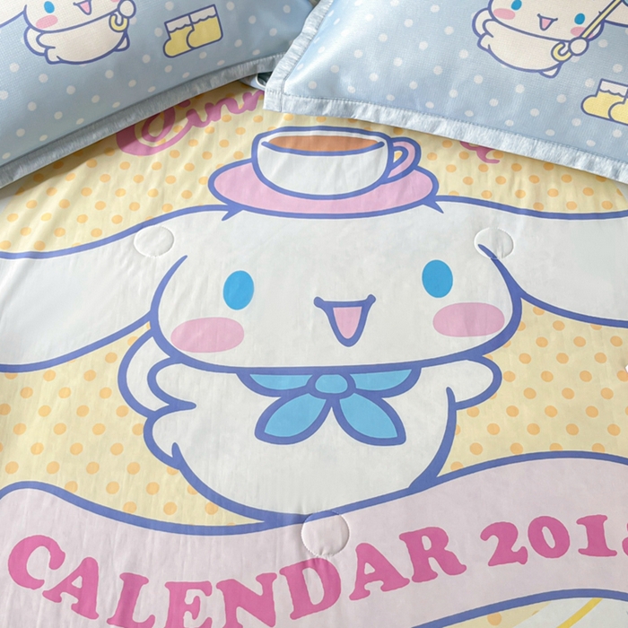 91家纺网 家纺一手货源 找家纺 博雅 2025新款 三丽鸥凉感丝夏被冰丝凉席组合四件套 欢乐玉桂狗