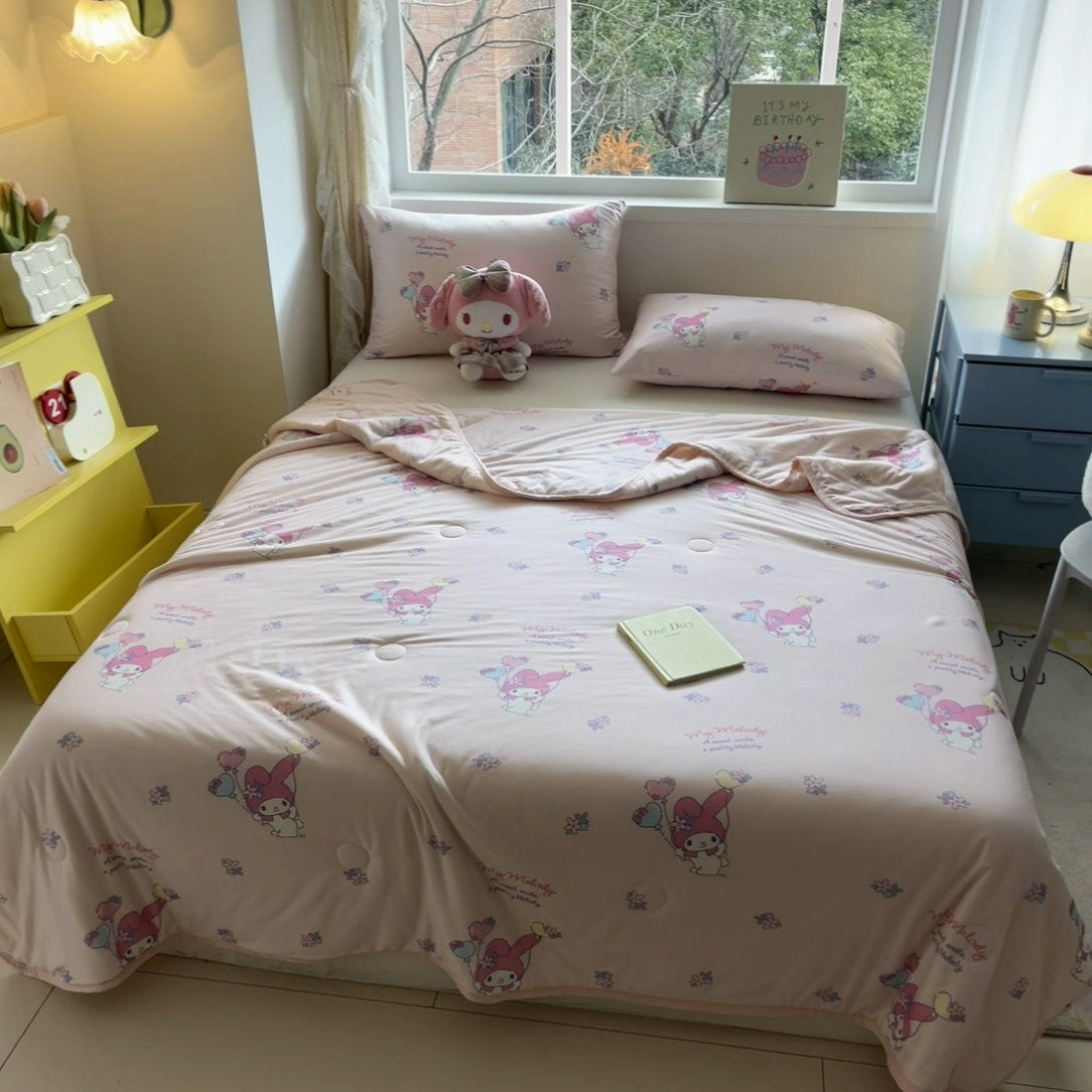 91家纺网 家纺一手货源 找家纺 金爱家2025新款A类三丽鸥正版授权高品质牛奶丝软糯针织棉大豆夏被系列详情 针织棉三丽鸥-蝴蝶结樱桃美乐蒂