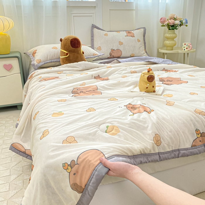 91家纺网 家纺一手货源 找家纺 顺顺家纺 2025新款凉感丝印花夏被空调被 卡皮巴拉