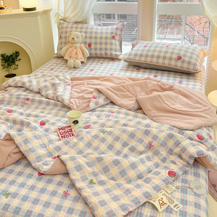 91家纺网 家纺一手货源 找家纺 贝扬思家纺 2025新款云感双层纱7A抗菌夏被四件套系列 草莓格