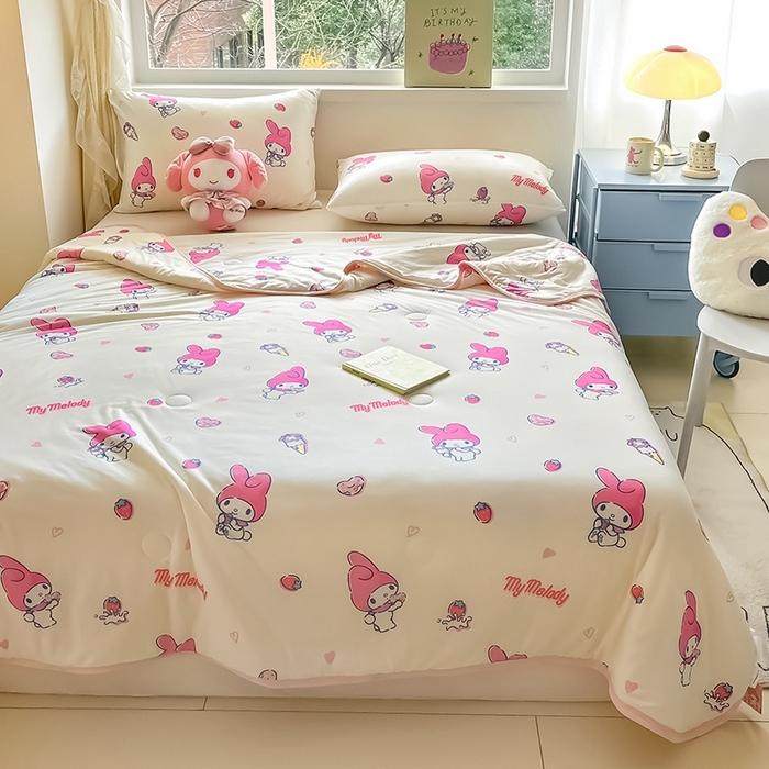 91家纺网 家纺一手货源 找家纺 金爱家2025新款A类三丽鸥正版授权高品质牛奶丝软糯针织棉大豆夏被系列详情 针织棉三丽鸥-草莓甜筒美乐蒂