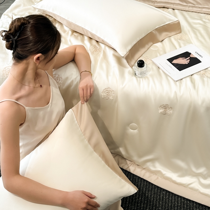 91家纺网 家纺一手货源 找家纺 满羽家纺 2025新款冰丝夏被四件套-满绣系列 山茶花-奶白咖