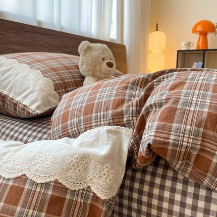 91家纺网 家纺一手货源 找家纺 花漾2025全棉色织水洗棉复古花边无印格条被套三件套四件套 生巧可可