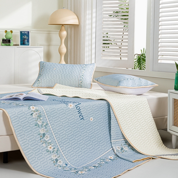 91家纺网 家纺一手货源 找家纺 美丽折2025新品6mm厚天然乳胶凉席三件套 大版印花卡通乳胶凉席平铺款 浪漫花海