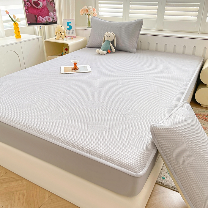 91家纺网 家纺一手货源 找家纺 迪乐妮 2025新款小冰熊凉豆豆席床笠 绅士灰-小冰熊凉豆豆床笠