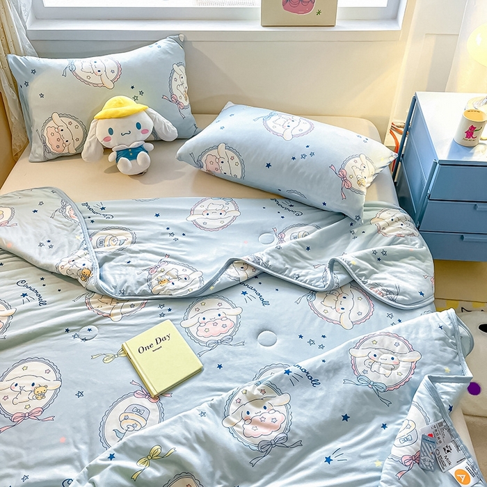 91家纺网 家纺一手货源 找家纺 金爱家2025新款A类三丽鸥正版授权高品质牛奶丝软糯针织棉大豆夏被系列详情 针织棉三丽鸥-蓝甜玉桂狗