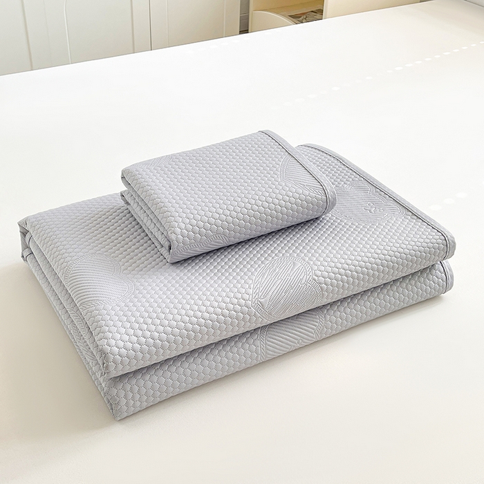 91家纺网 家纺一手货源 找家纺 迪乐妮 2025新款小冰熊凉豆豆席床笠 绅士灰-小冰熊凉豆豆席