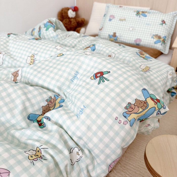 91家纺网 家纺一手货源 找家纺 2025新款全棉26℃有氧双层纱幼儿园多件套 小熊飞行员