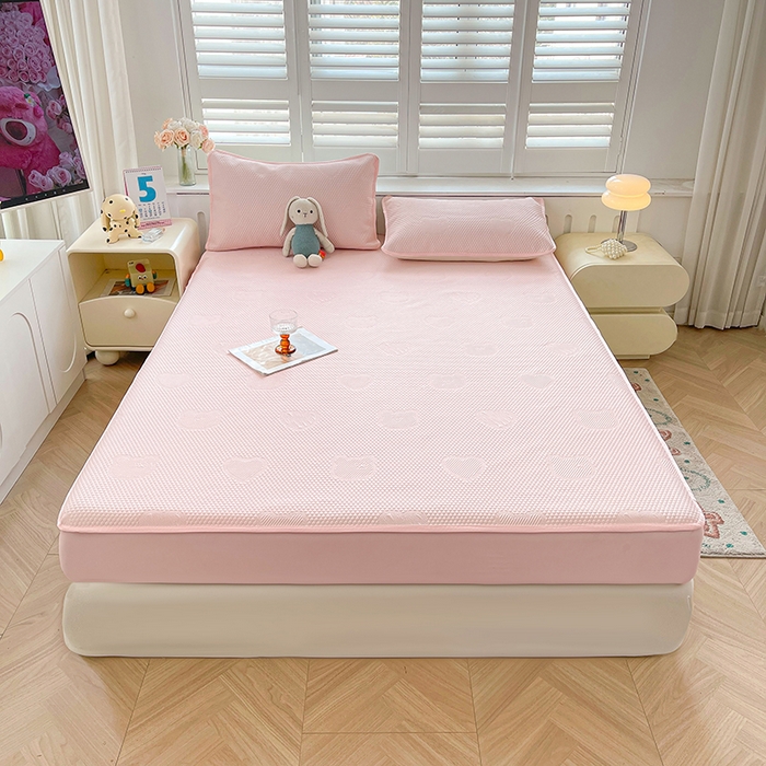 91家纺网 家纺一手货源 找家纺 迪乐妮 2025新款小冰熊凉豆豆席床笠 淑女粉-小冰熊凉豆豆床笠