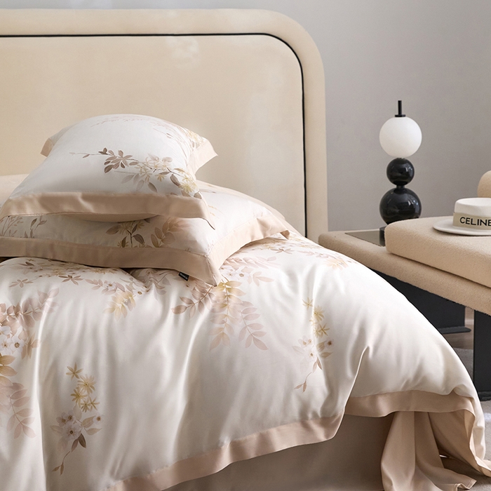 91家纺网 家纺一手货源 找家纺 薏思家纺 2025新款50支莱赛尔天丝数码印花夏被+四件套（礼盒包装） 芳菲-米白