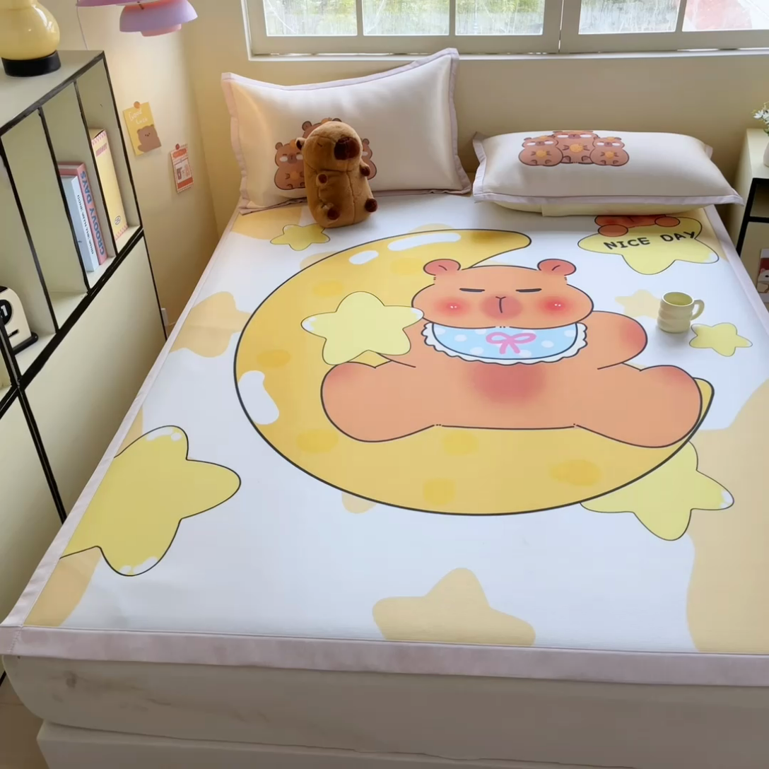 91家纺网 家纺一手货源 找家纺 博雅 2025新款独家版权A类大版数码印花1200D冰丝凉席 月亮卡皮巴拉