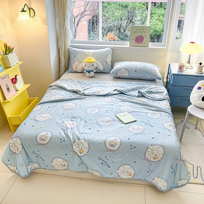 91家纺网 家纺一手货源 找家纺 金爱家2025新款A类三丽鸥正版授权高品质牛奶丝软糯针织棉大豆夏被系列详情 针织棉三丽鸥-蓝甜玉桂狗