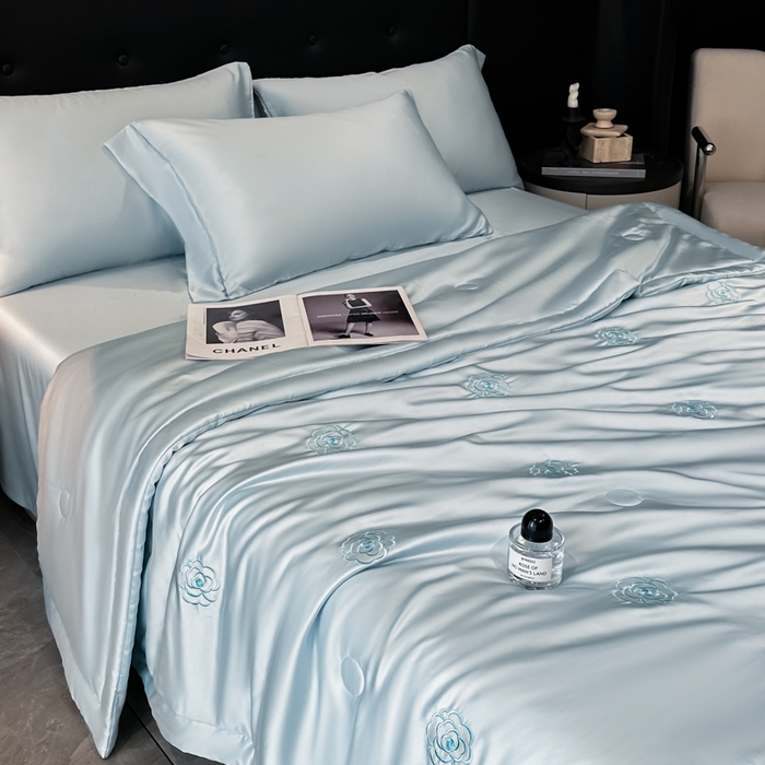 91家纺网 家纺一手货源 找家纺 满羽家纺 2025新款冰丝夏被四件套-满绣系列 山茶花-清爽兰