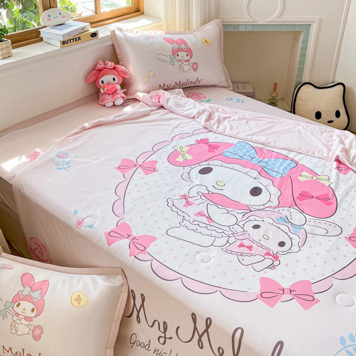 91家纺网 家纺一手货源 找家纺 博雅 2025新款 三丽鸥凉感丝夏被冰丝凉席组合四件套 小花美乐蒂