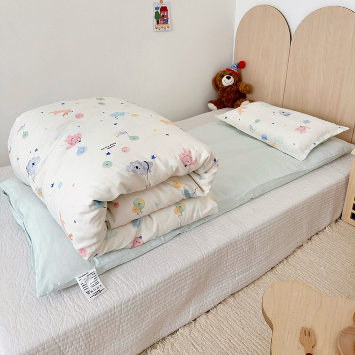 91家纺网 家纺一手货源 找家纺 2025新款全棉26℃有氧双层纱幼儿园多件套 飞行奇遇