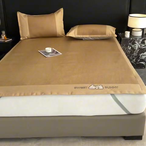 91家纺网 家纺一手货源 找家纺 莱米家纺 2025新款加厚凉感绣花冰藤席 可爱兔—金咖-凉席