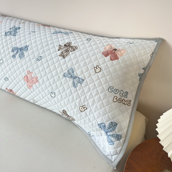 91家纺网 家纺一手货源 找家纺 爱港家纺 2025新款凉感丝双人长枕巾 夏季情侣枕头巾 绑带长枕巾 蓝蝶结 150*48