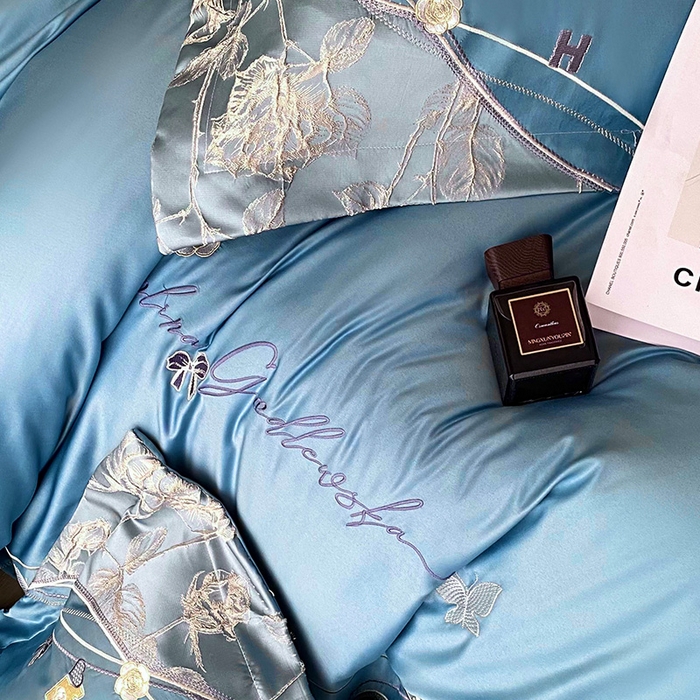 91家纺网 家纺一手货源 找家纺 优悦生活馆 2025新款冰丝浮雕绣花四件套 幽兰轻舞-蓝