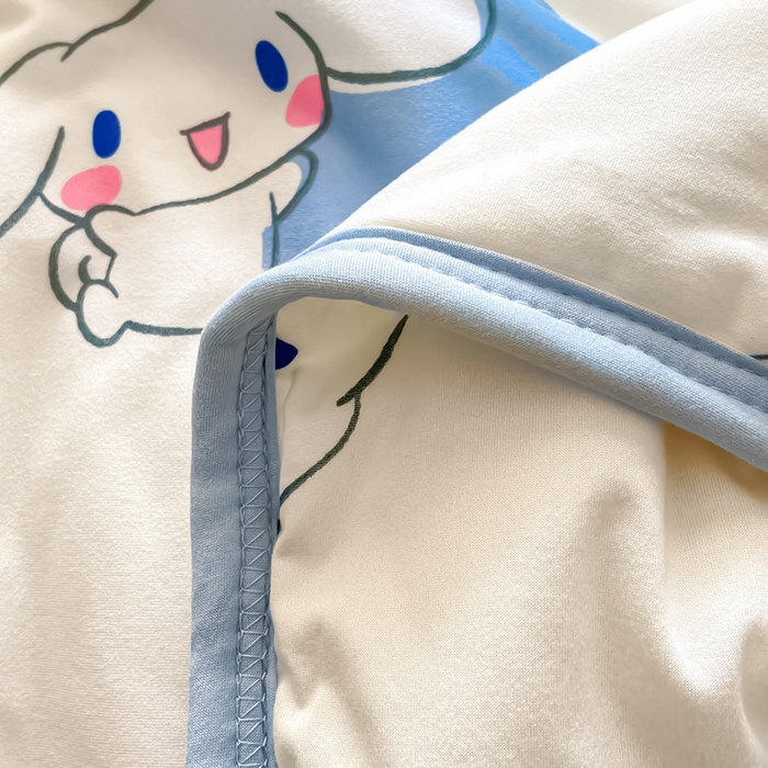 91家纺网 家纺一手货源 找家纺 金爱家2025新款A类三丽鸥正版授权高品质牛奶丝软糯针织棉大豆夏被系列详情 针织棉三丽鸥-蓝蓝波点玉桂狗