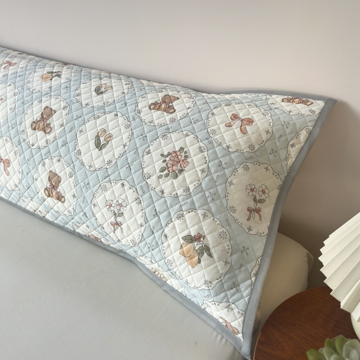 91家纺网 家纺一手货源 找家纺 爱港家纺 2025新款凉感丝双人长枕巾 夏季情侣枕头巾 绑带长枕巾 甜梦堡 150*48