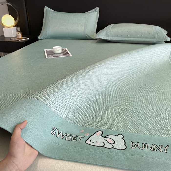 91家纺网 家纺一手货源 找家纺 莱米家纺 2025新款加厚凉感绣花冰藤席 可爱兔—湖绿-凉席