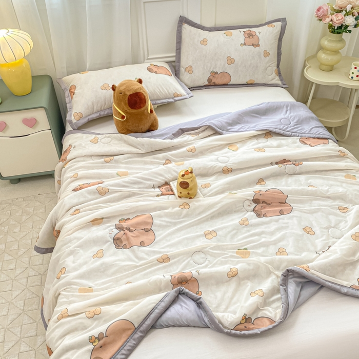 91家纺网 家纺一手货源 找家纺 顺顺家纺 2025新款凉感丝印花夏被空调被 卡皮巴拉