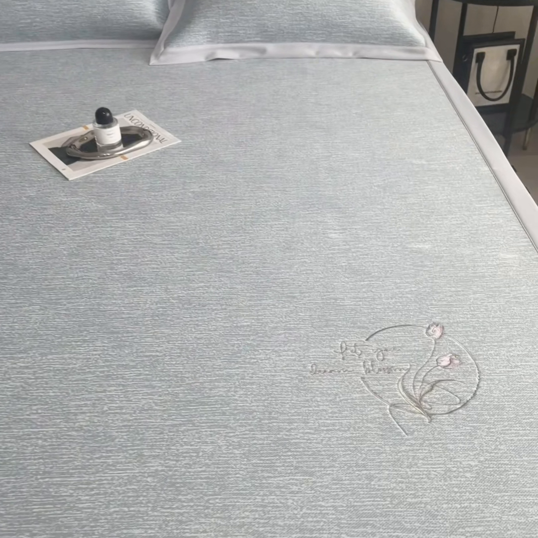 91家纺网 家纺一手货源 找家纺 倾慕家纺 2025新款PE50凉感刺绣凉席 一叶知秋绿PE刺绣款