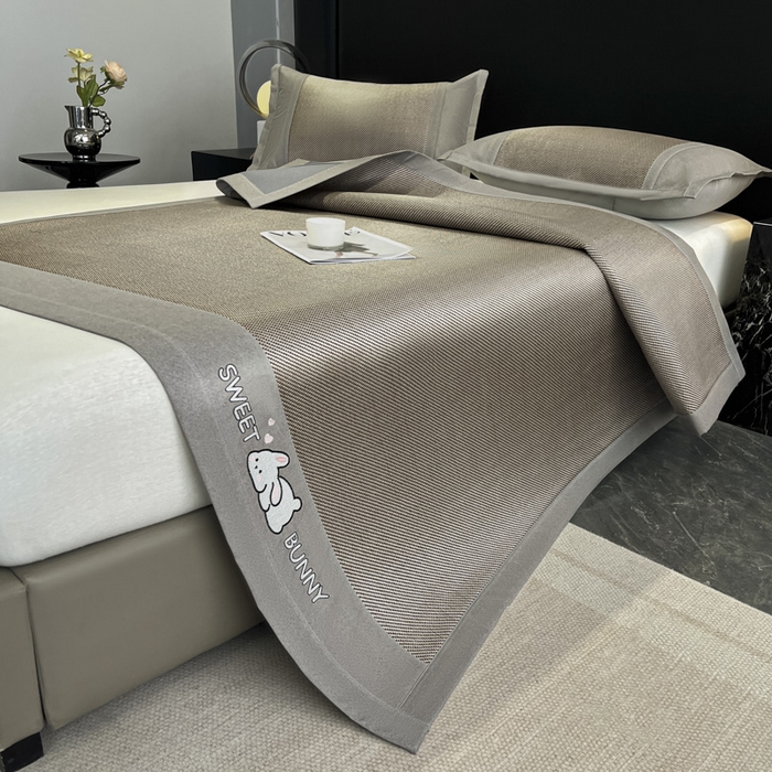 91家纺网 家纺一手货源 找家纺 莱米家纺 2025新款加厚凉感绣花冰藤席 可爱兔—香槟-凉席