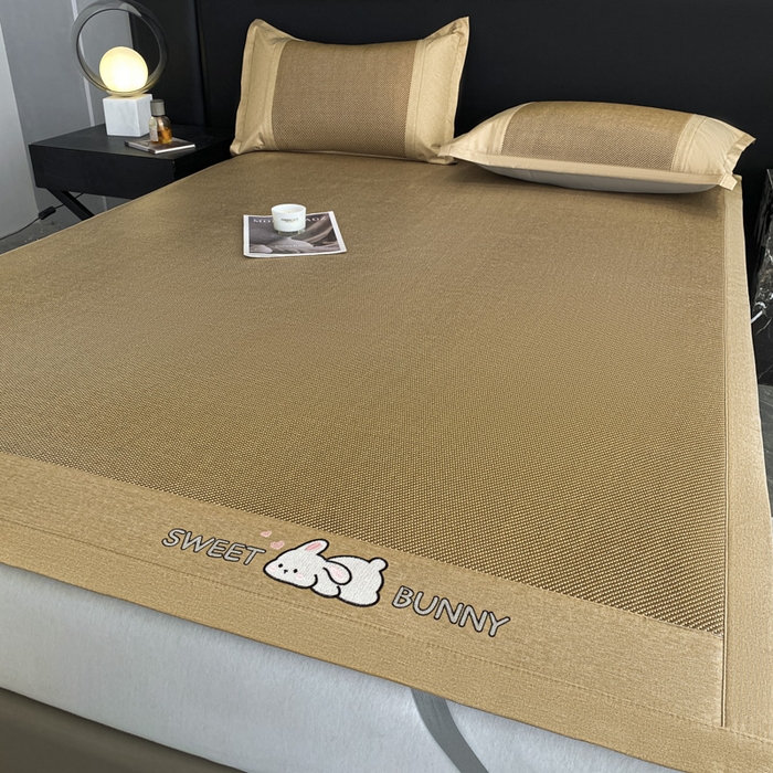 91家纺网 家纺一手货源 找家纺 莱米家纺 2025新款加厚凉感绣花冰藤席 可爱兔—金咖-凉席