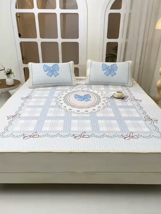 91家纺网 家纺一手货源 找家纺 美丽折2025新品6mm厚天然乳胶凉席三件套 大版印花卡通乳胶凉席平铺款 蝴蝶结