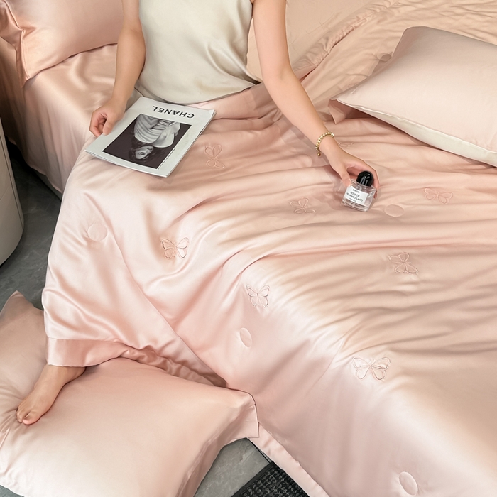 91家纺网 家纺一手货源 找家纺 满羽家纺 2025新款冰丝夏被四件套-满绣系列 迷蝶-桃粉