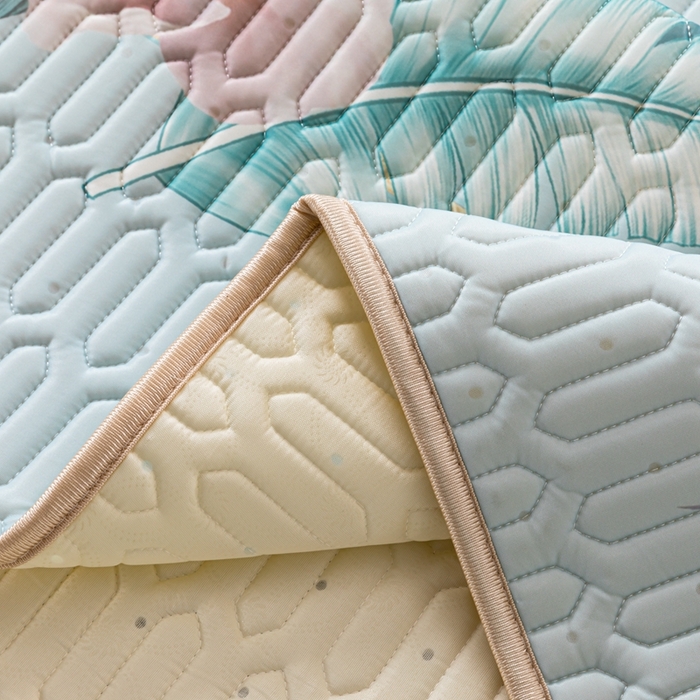 91家纺网 家纺一手货源 找家纺 美丽折2025新品6mm厚天然乳胶凉席三件套 大版印花卡通乳胶凉席平铺款 雀舞轻扬