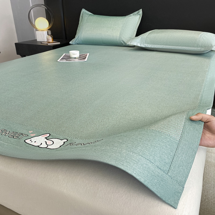 91家纺网 家纺一手货源 找家纺 莱米家纺 2025新款加厚凉感绣花冰藤席 可爱兔—湖绿-凉席