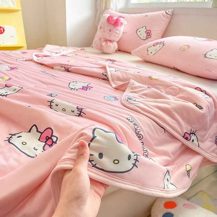 91家纺网 家纺一手货源 找家纺 金爱家2025新款A类三丽鸥正版授权高品质牛奶丝软糯针织棉大豆夏被系列详情 针织棉三丽鸥-粉粉甜筒kitty