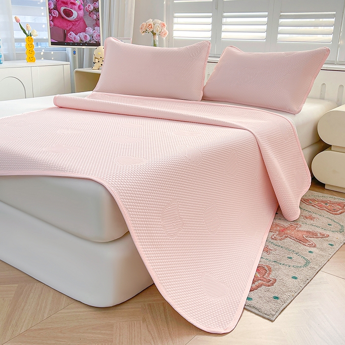 91家纺网 家纺一手货源 找家纺 迪乐妮 2025新款小冰熊凉豆豆席床笠 淑女粉-小冰熊凉豆豆席