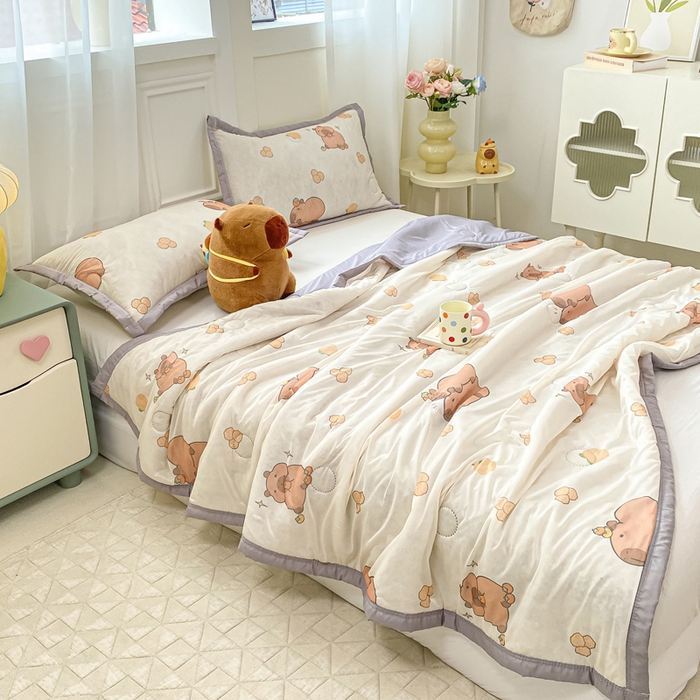 91家纺网 家纺一手货源 找家纺 顺顺家纺 2025新款凉感丝印花夏被空调被 卡皮巴拉