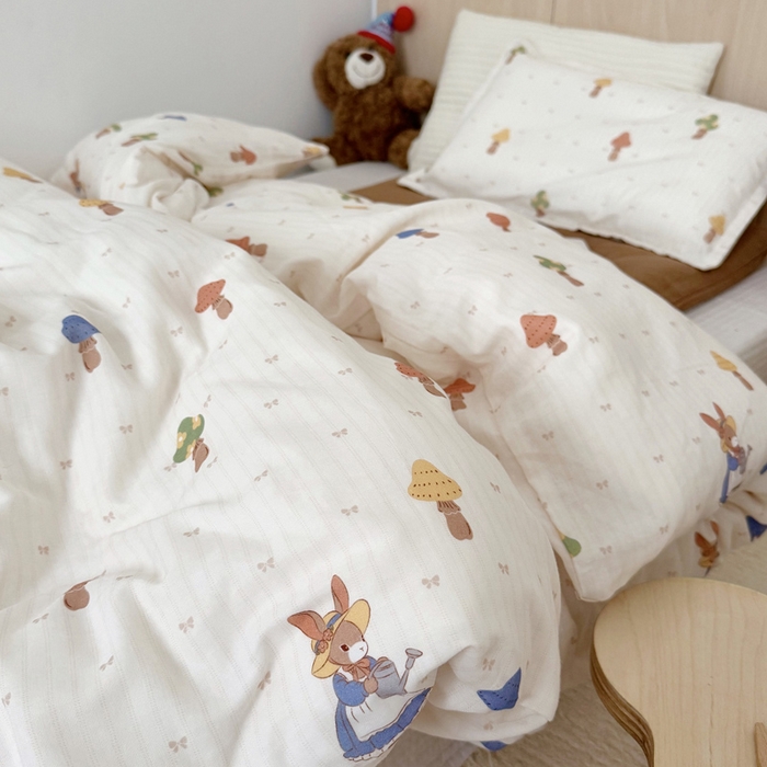 91家纺网 家纺一手货源 找家纺 2025新款全棉26℃有氧双层纱幼儿园多件套 花园小兔