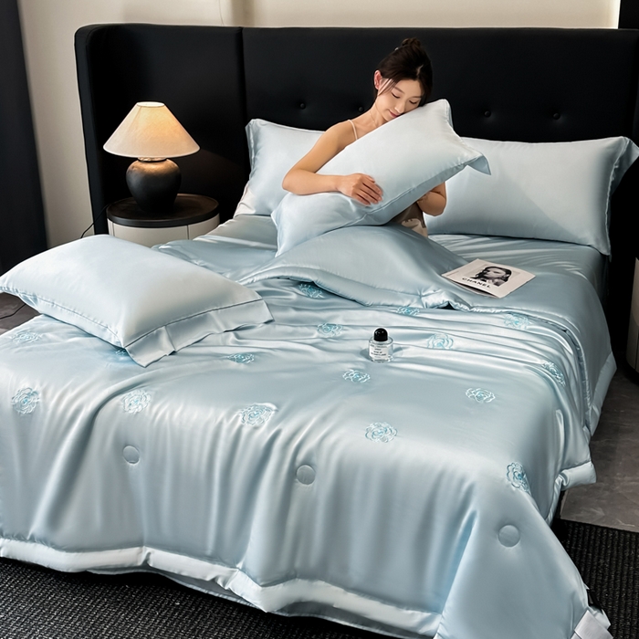 91家纺网 家纺一手货源 找家纺 满羽家纺 2025新款冰丝夏被四件套-满绣系列 山茶花-清爽兰