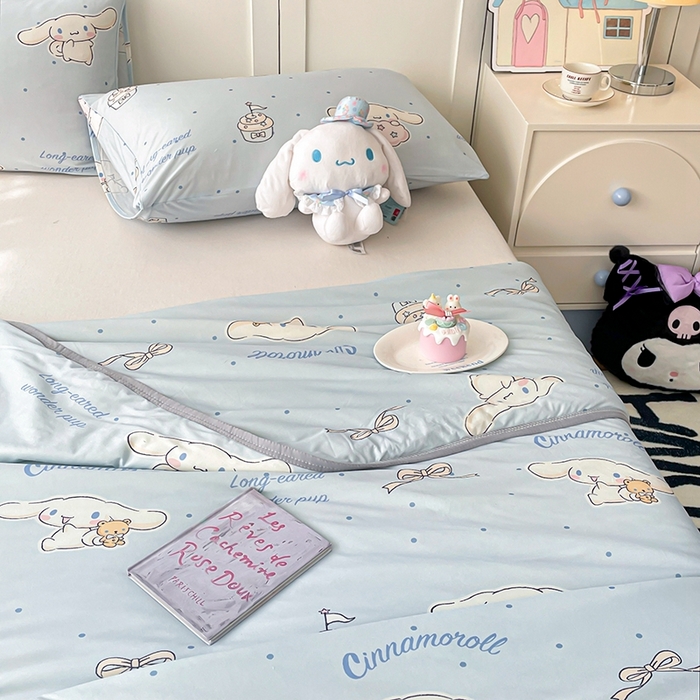 91家纺网 家纺一手货源 找家纺 金爱家2025新款A类三丽鸥正版授权高品质牛奶丝软糯针织棉大豆夏被系列详情 针织棉三丽鸥-奶油蓝点大耳狗