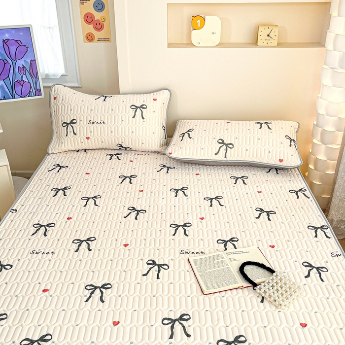 91家纺网 家纺一手货源 找家纺 柒月家居 2025新款小清新乳胶凉席 黑蝴蝶结