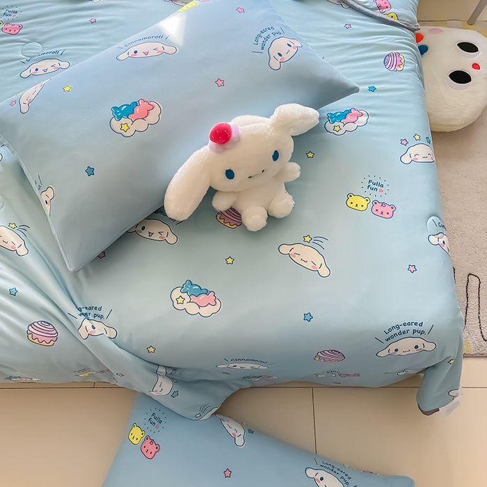 91家纺网 家纺一手货源 找家纺 金爱家2025新款A类三丽鸥正版授权高品质牛奶丝软糯针织棉大豆夏被系列详情 针织棉三丽鸥-可爱玉桂狗