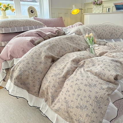 91家纺网 家纺一手货源 找家纺 金艾草2026新款针织棉印花花边床盖款四件套 山荼