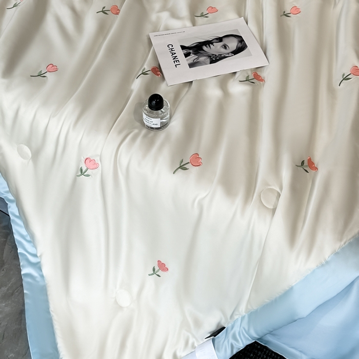 91家纺网 家纺一手货源 找家纺 满羽家纺 2025新款冰丝夏被四件套-满绣系列 郁金香-奶白兰