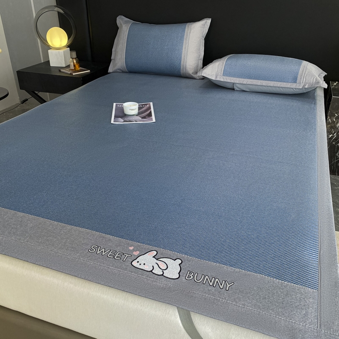 91家纺网 家纺一手货源 找家纺 莱米家纺 2025新款加厚凉感绣花冰藤席 可爱兔—雾霾蓝-凉席