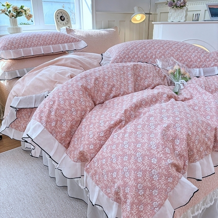 91家纺网 家纺一手货源 找家纺 金艾草2026新款针织棉印花花边床盖款四件套 春芽