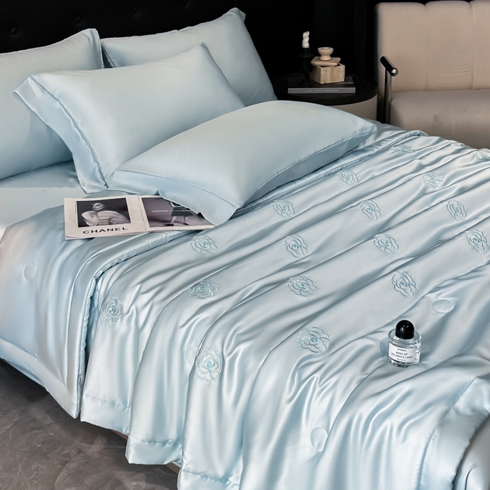 91家纺网 家纺一手货源 找家纺 满羽家纺 2025新款冰丝夏被四件套-满绣系列 山茶花-清爽兰