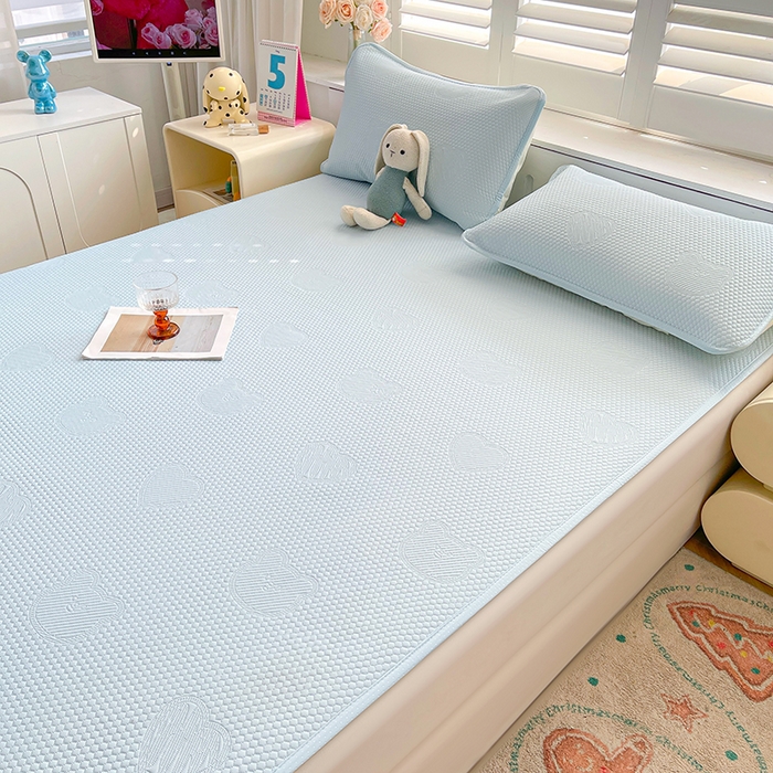 91家纺网 家纺一手货源 找家纺 迪乐妮 2025新款小冰熊凉豆豆席床笠 天空蓝-小冰熊凉豆豆席