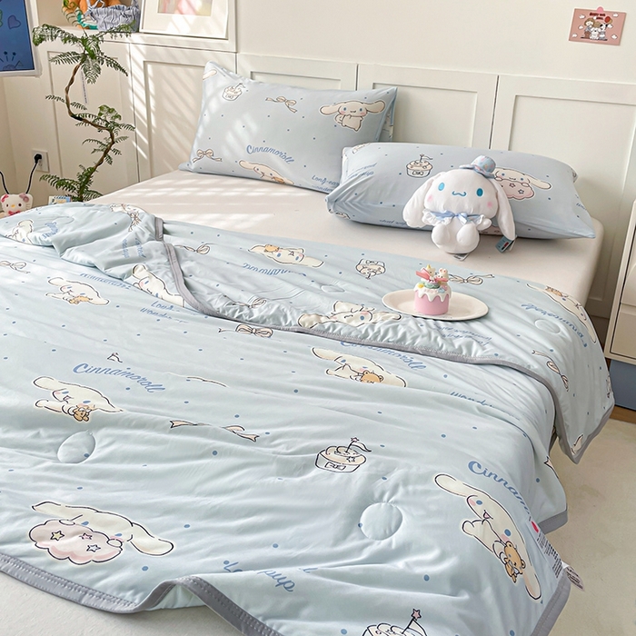 91家纺网 家纺一手货源 找家纺 金爱家2025新款A类三丽鸥正版授权高品质牛奶丝软糯针织棉大豆夏被系列详情 针织棉三丽鸥-奶油蓝点大耳狗