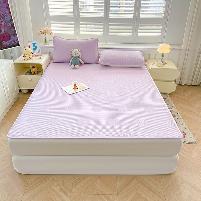 91家纺网 家纺一手货源 找家纺 迪乐妮 2025新款小冰熊凉豆豆席床笠 薰衣紫-小冰熊凉豆豆席